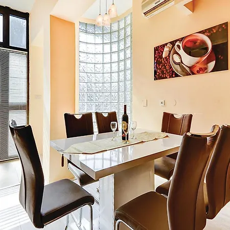 Vakantiehuis Two-bedroom In Pula