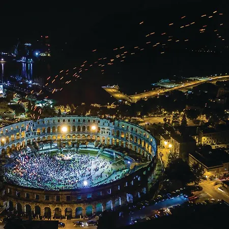 Two-Bedroom Holiday Home In Pula Пула