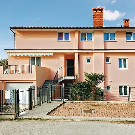 Two-Bedroom Holiday Home In Pula Пула