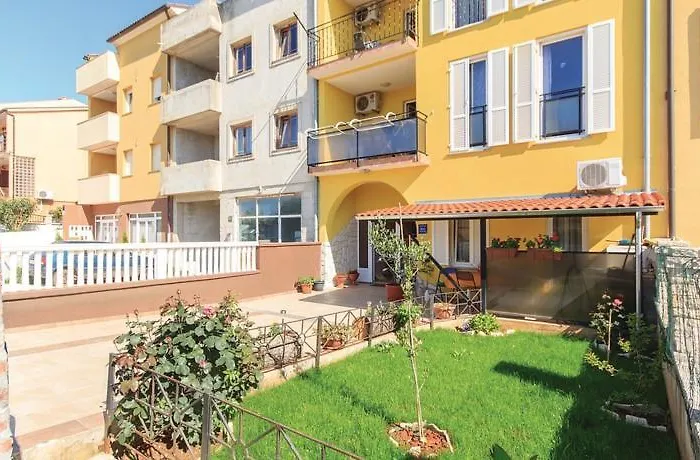 Two-bedroom In פולה