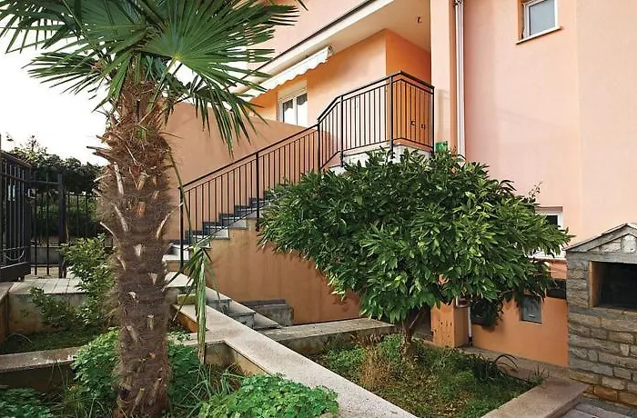 Two-bedroom In פולה