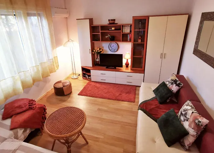 Two-bedroom In פולה