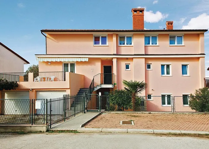 Two-bedroom In פולה