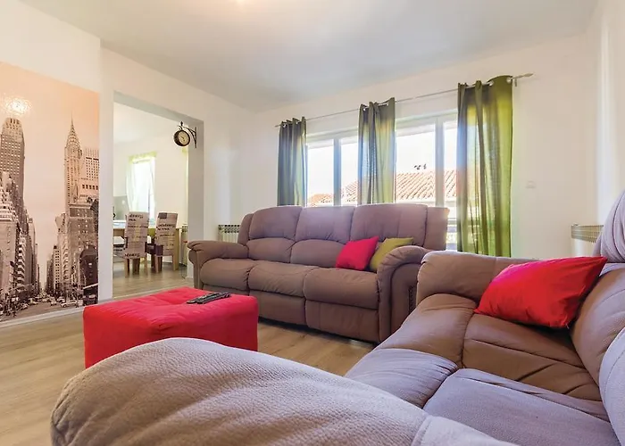 Two-bedroom In פולה